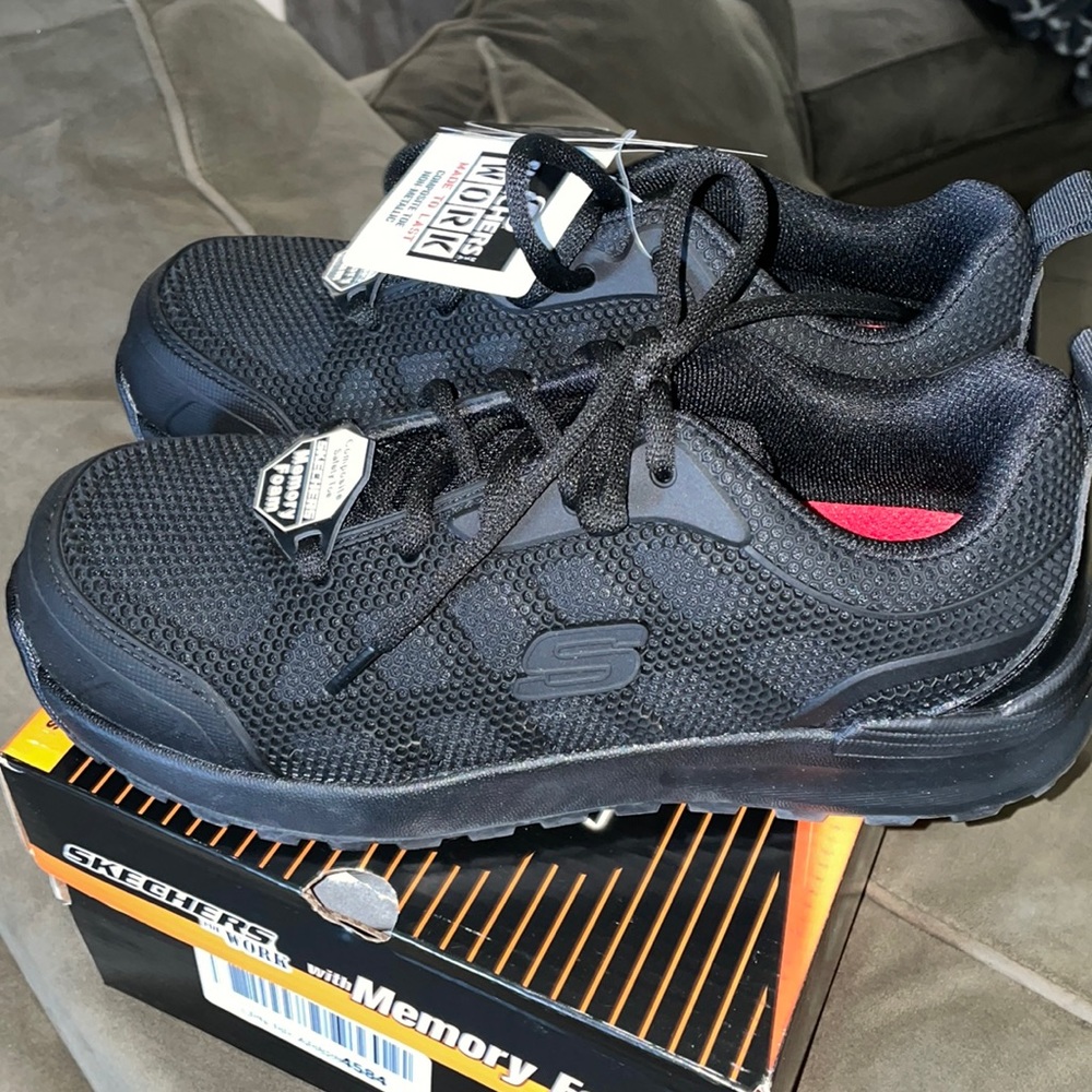 NEW Skechers for work BULKLIN composite toe shoe. Size 8